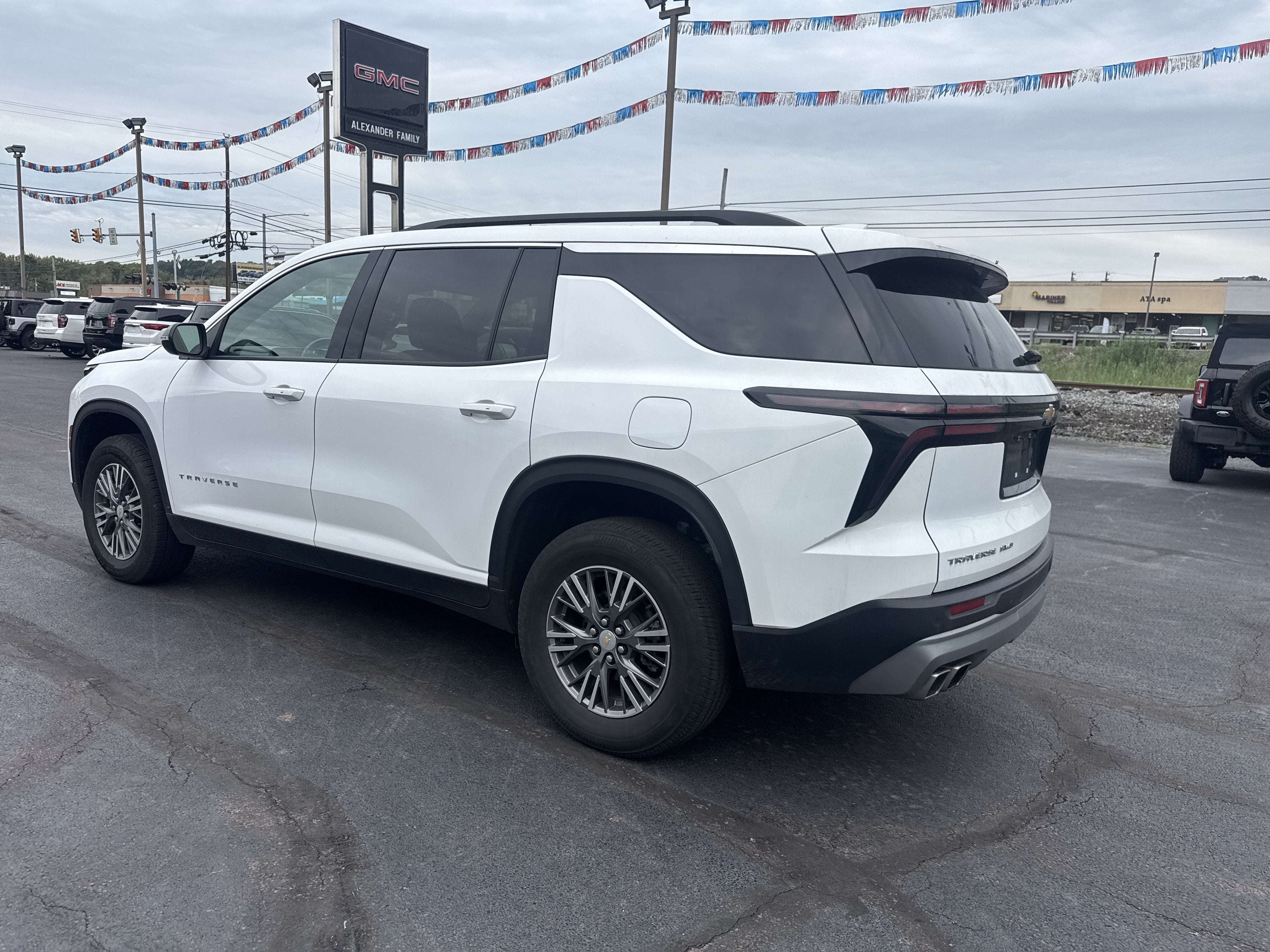 2025 Chevrolet Traverse LT