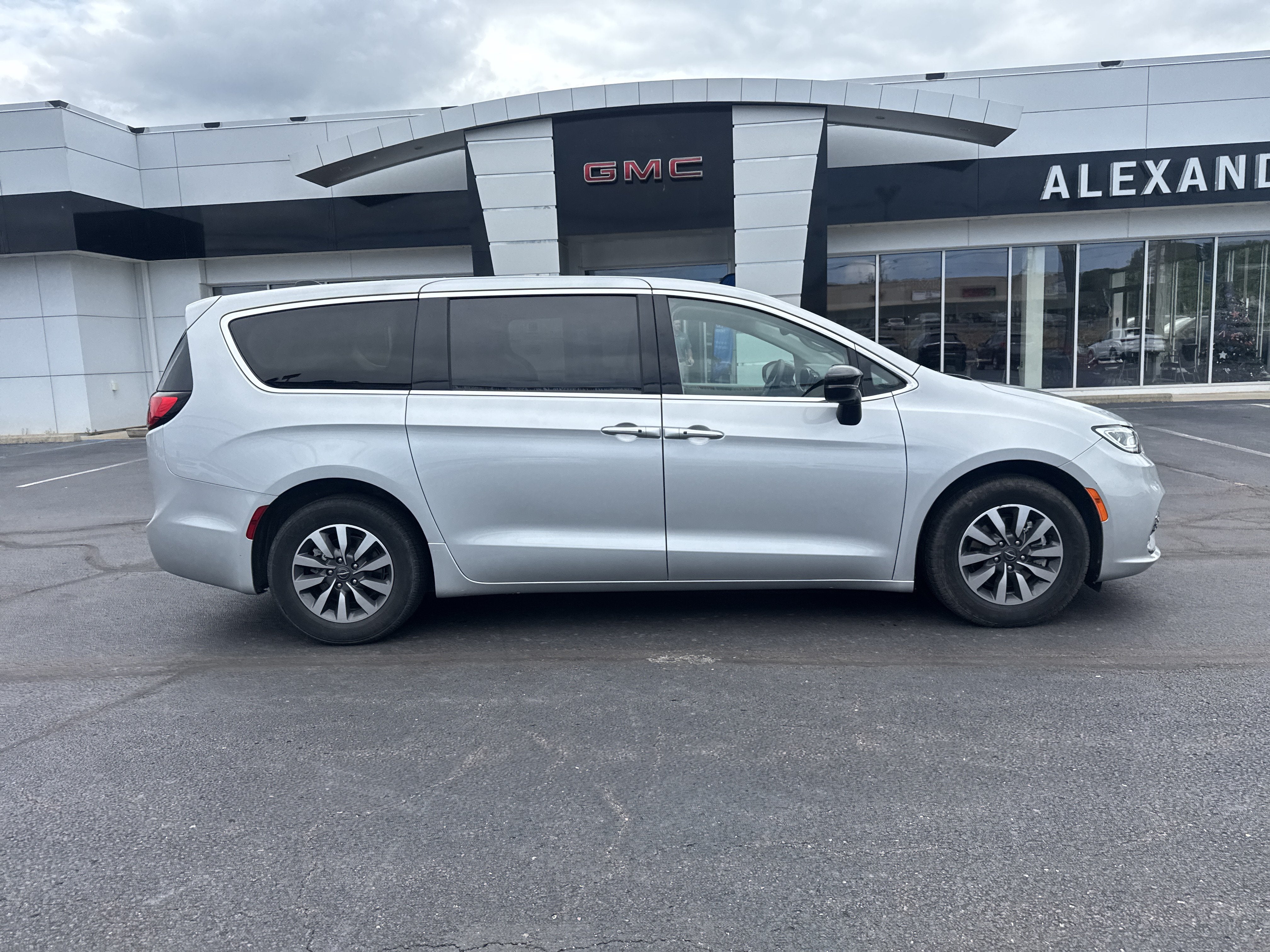 2024 Chrysler Pacifica Hybrid Select