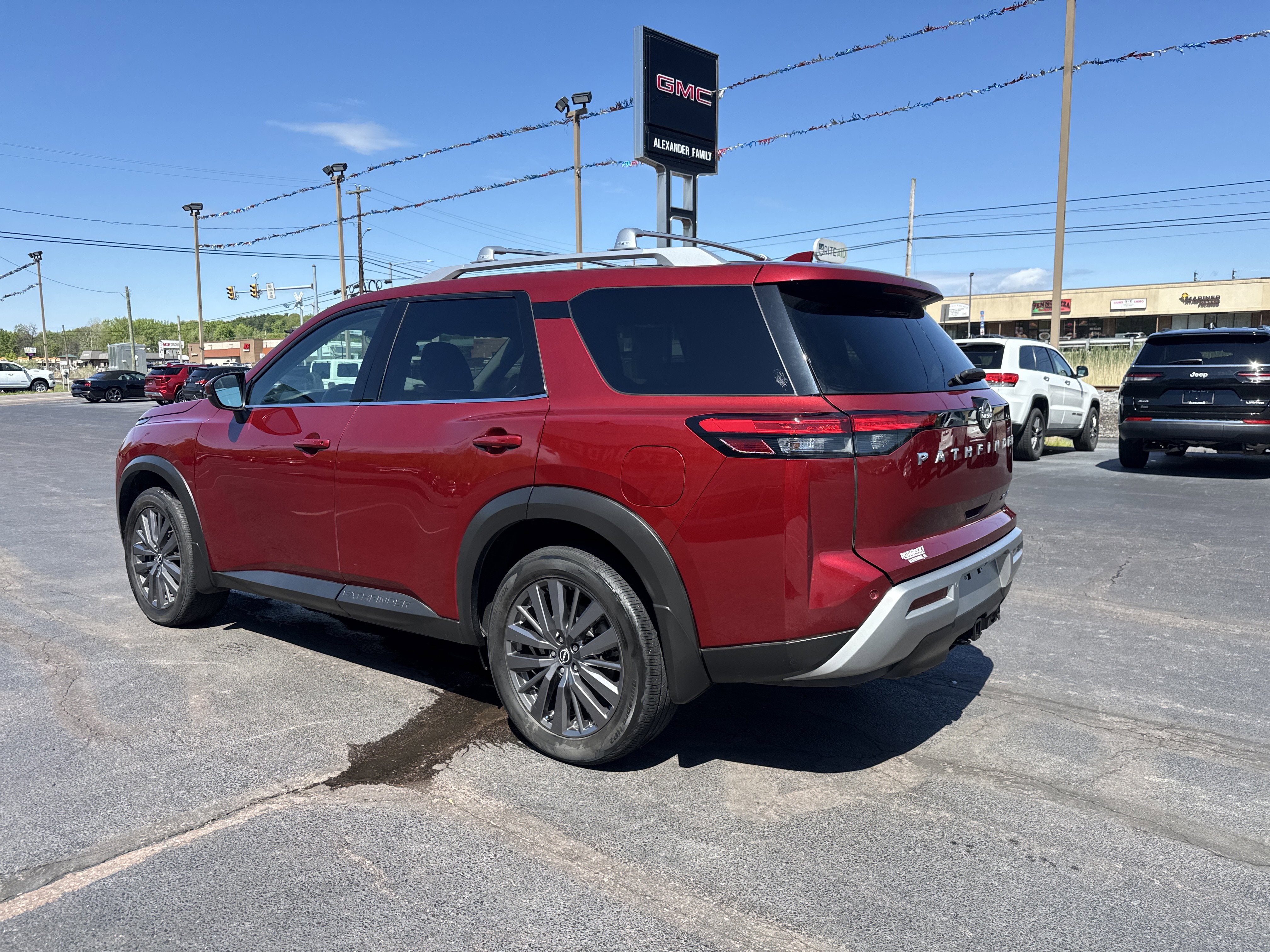 2023 Nissan Pathfinder SL