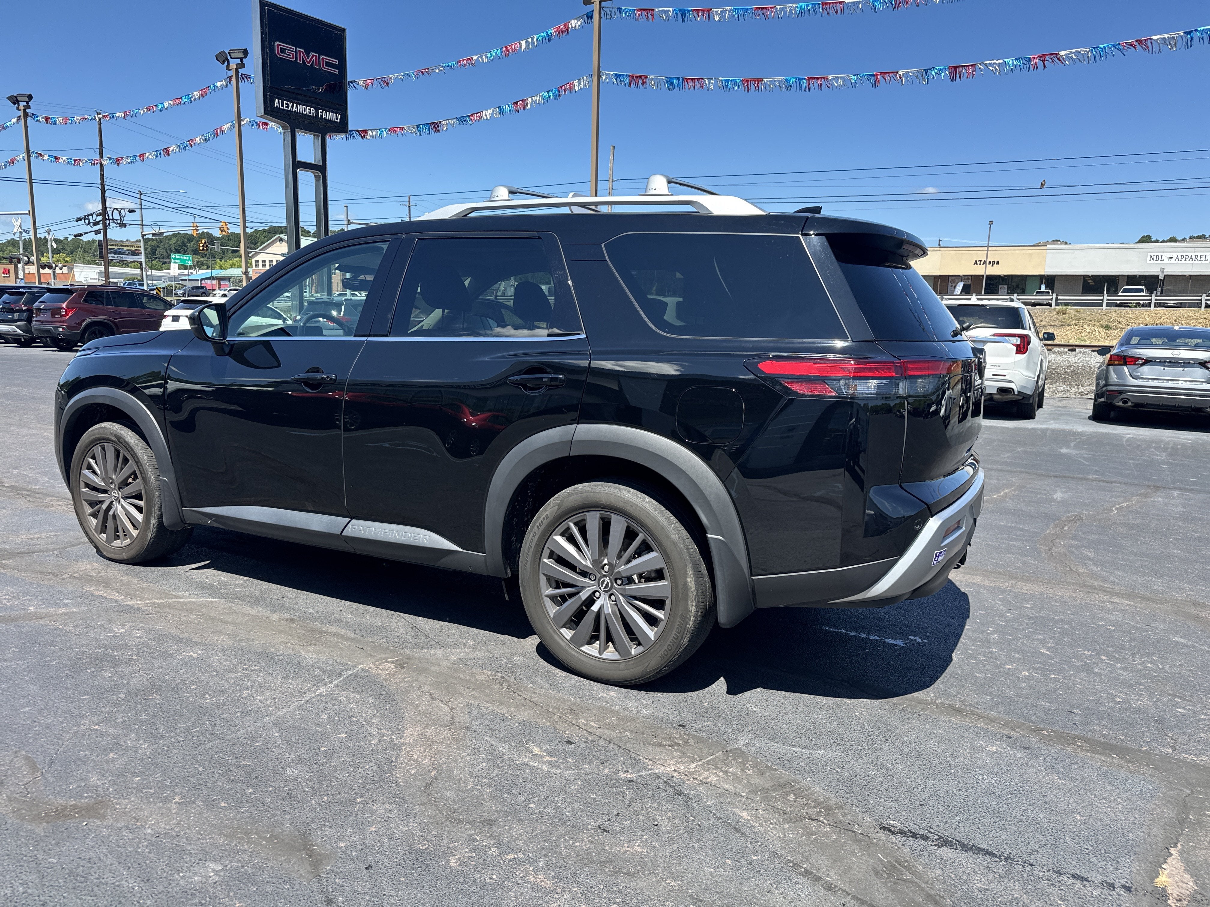 2023 Nissan Pathfinder SL 4WD