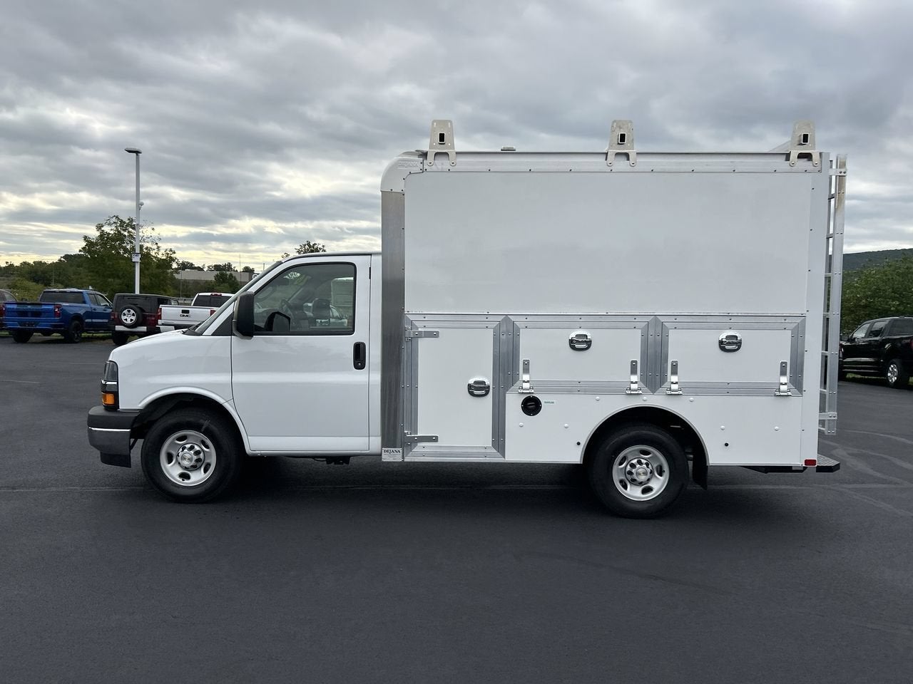 2026 Chevrolet Express Cutaway 3500 1WT