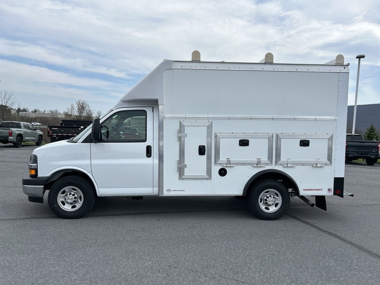 2025 Chevrolet Express Cutaway 3500 1WT