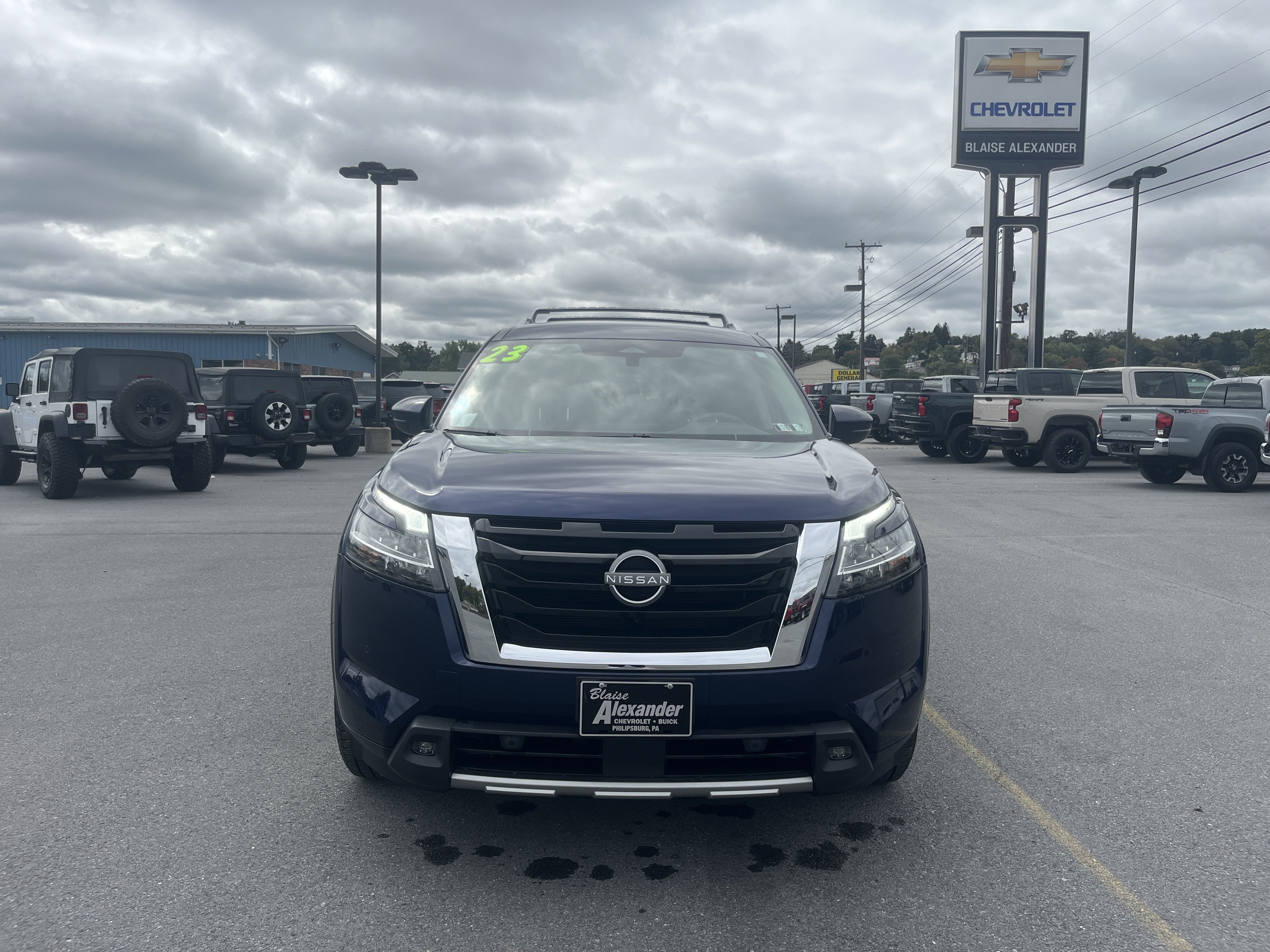 2023 Nissan Pathfinder SL