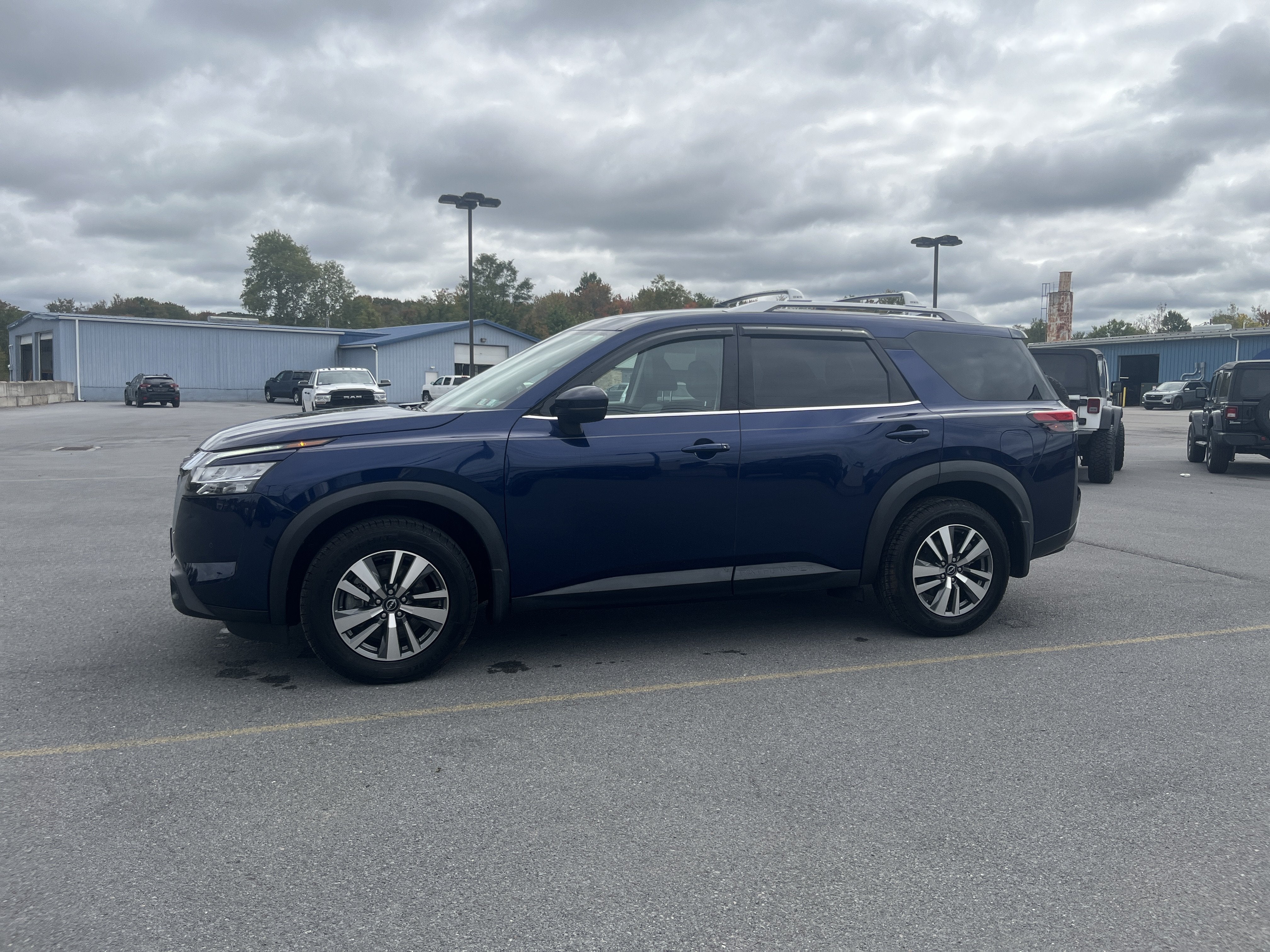 2023 Nissan Pathfinder SL