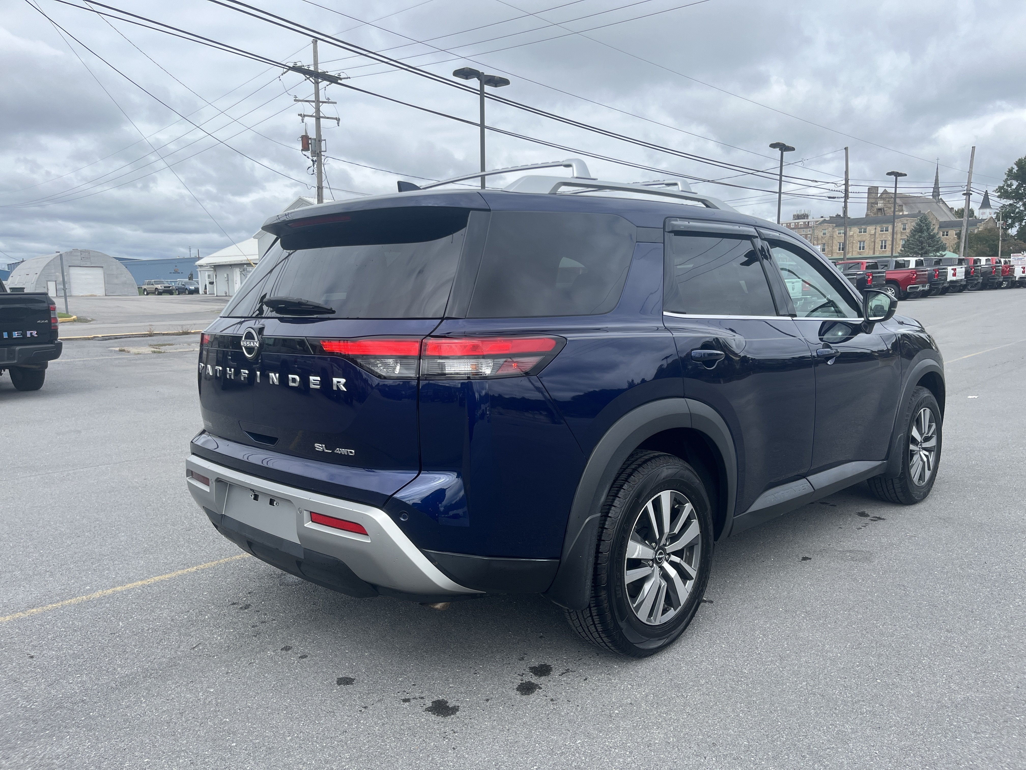 2023 Nissan Pathfinder SL