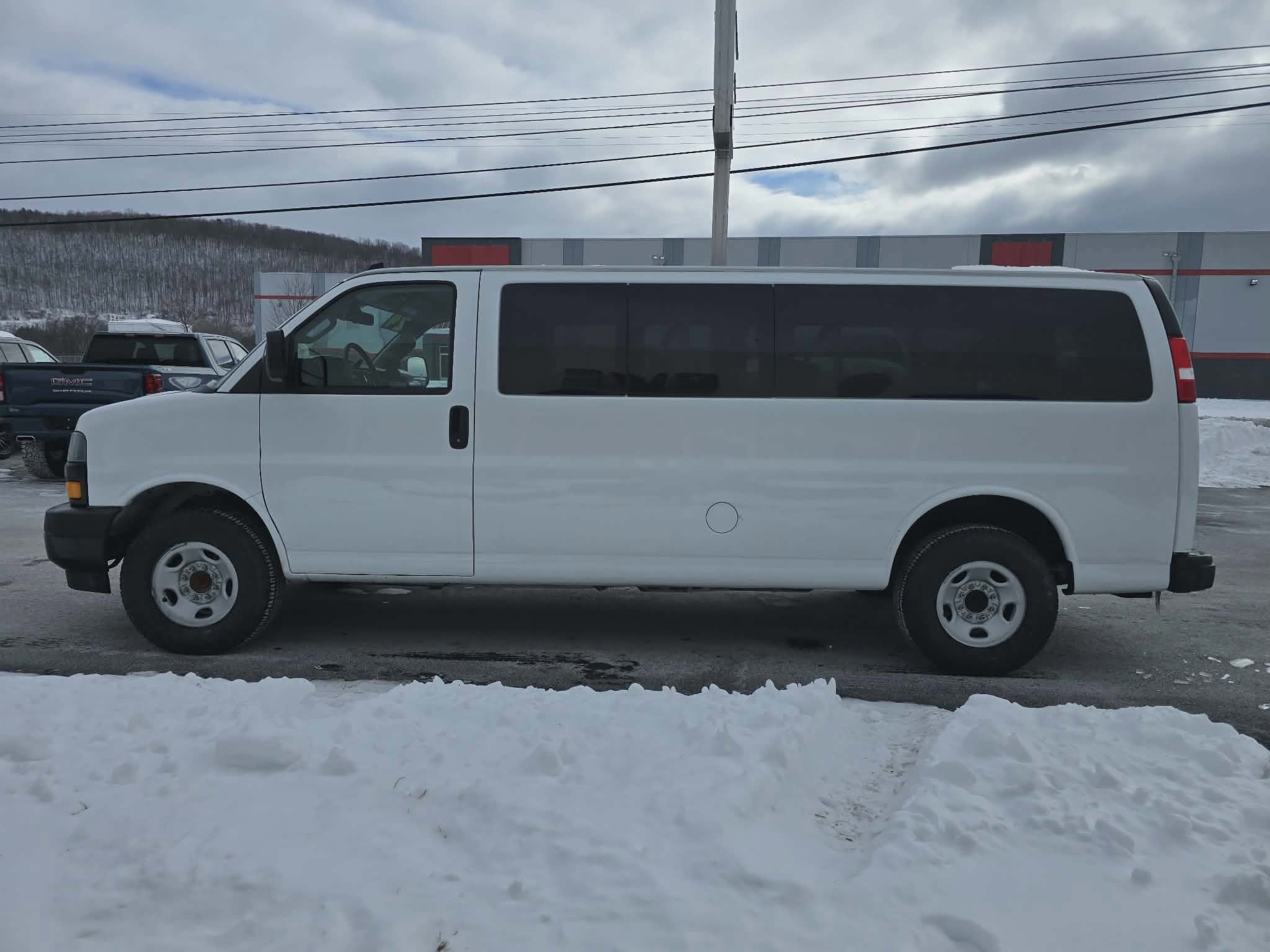 2024 Chevrolet Express Passenger 3500 1LS
