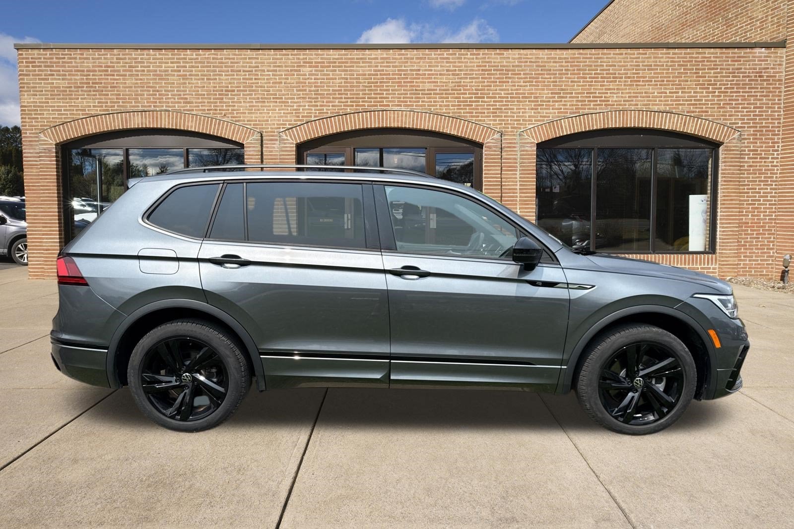 2024 Volkswagen Tiguan SE R-Line Black
