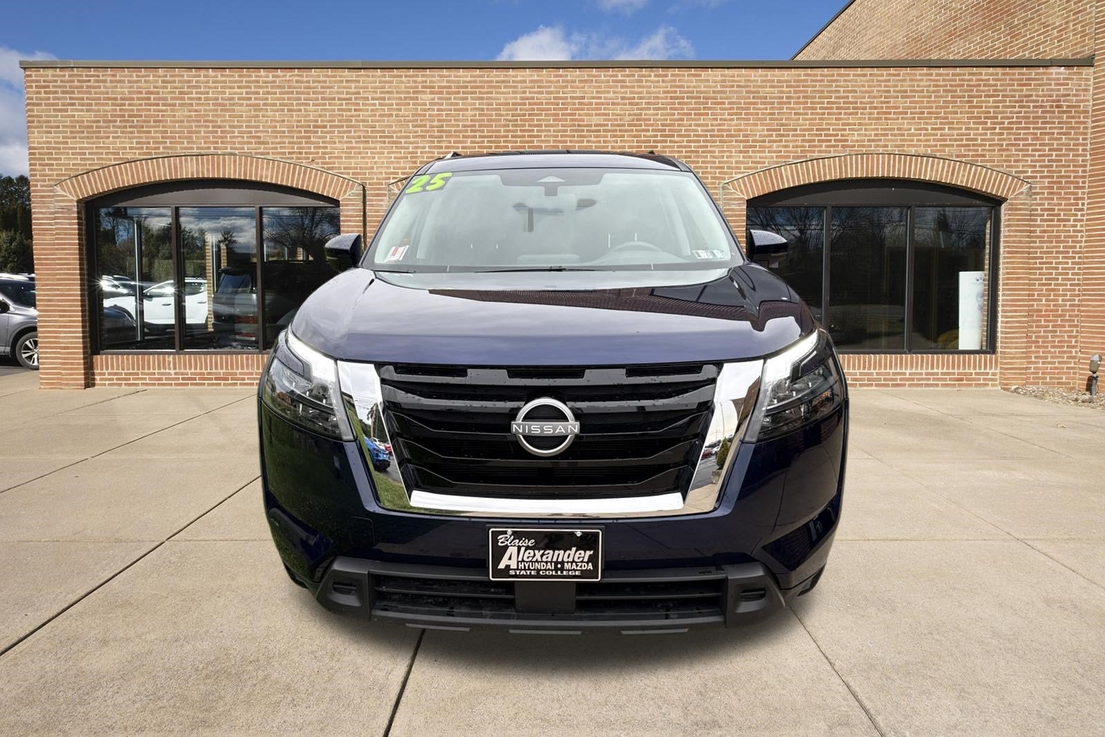 2025 Nissan Pathfinder SV