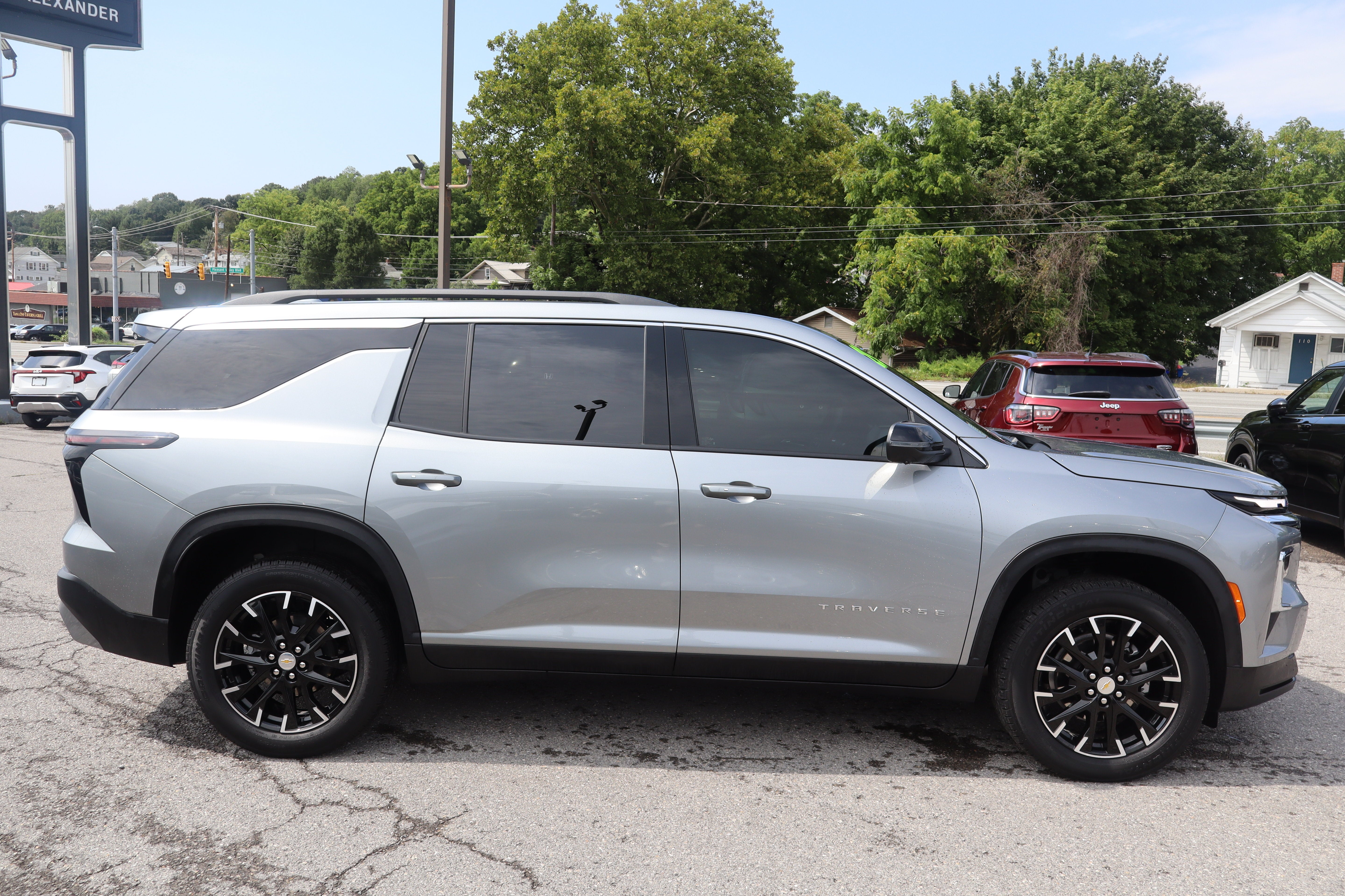 2025 Chevrolet Traverse AWD LT