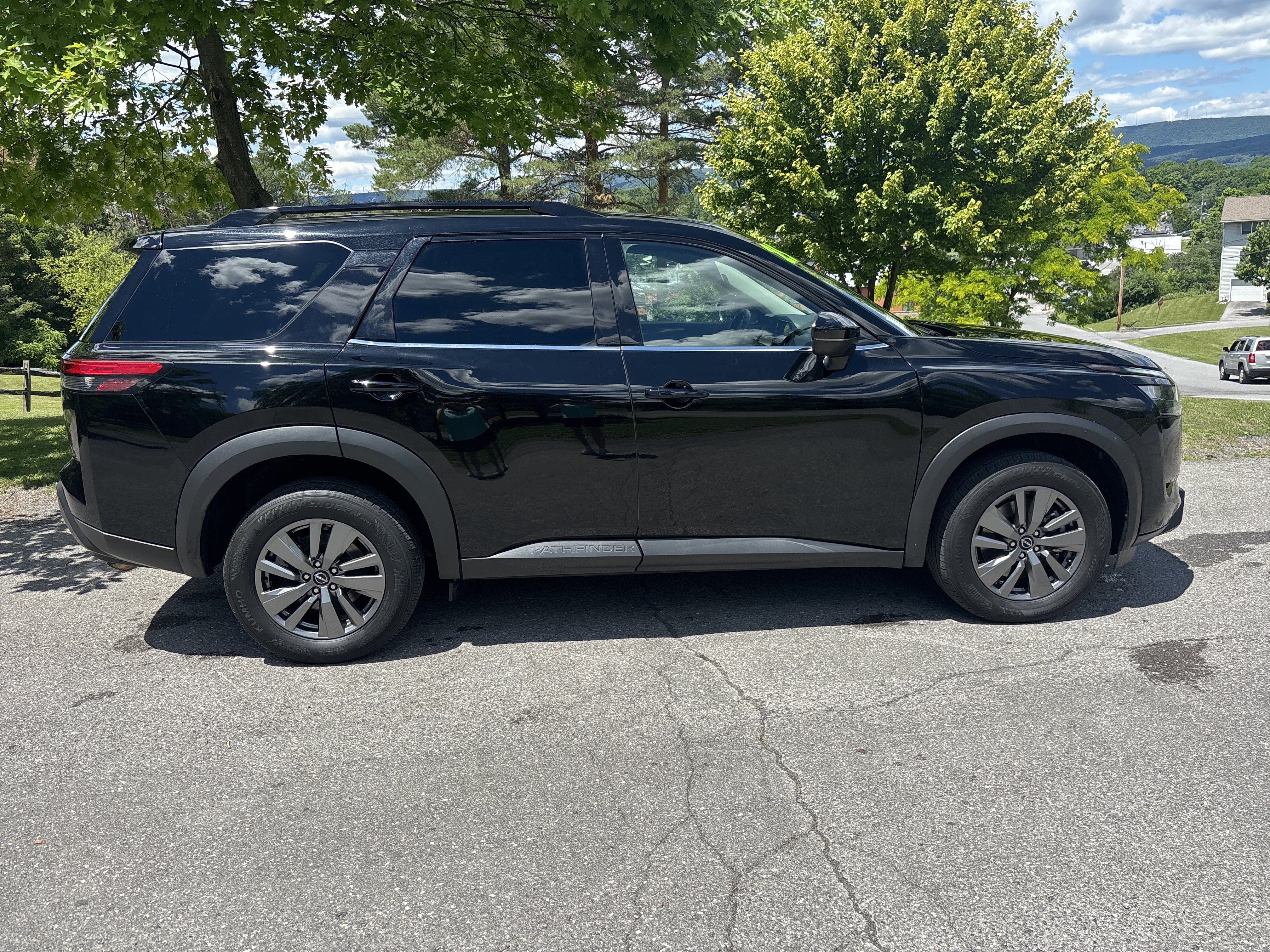 2025 Nissan Pathfinder SV