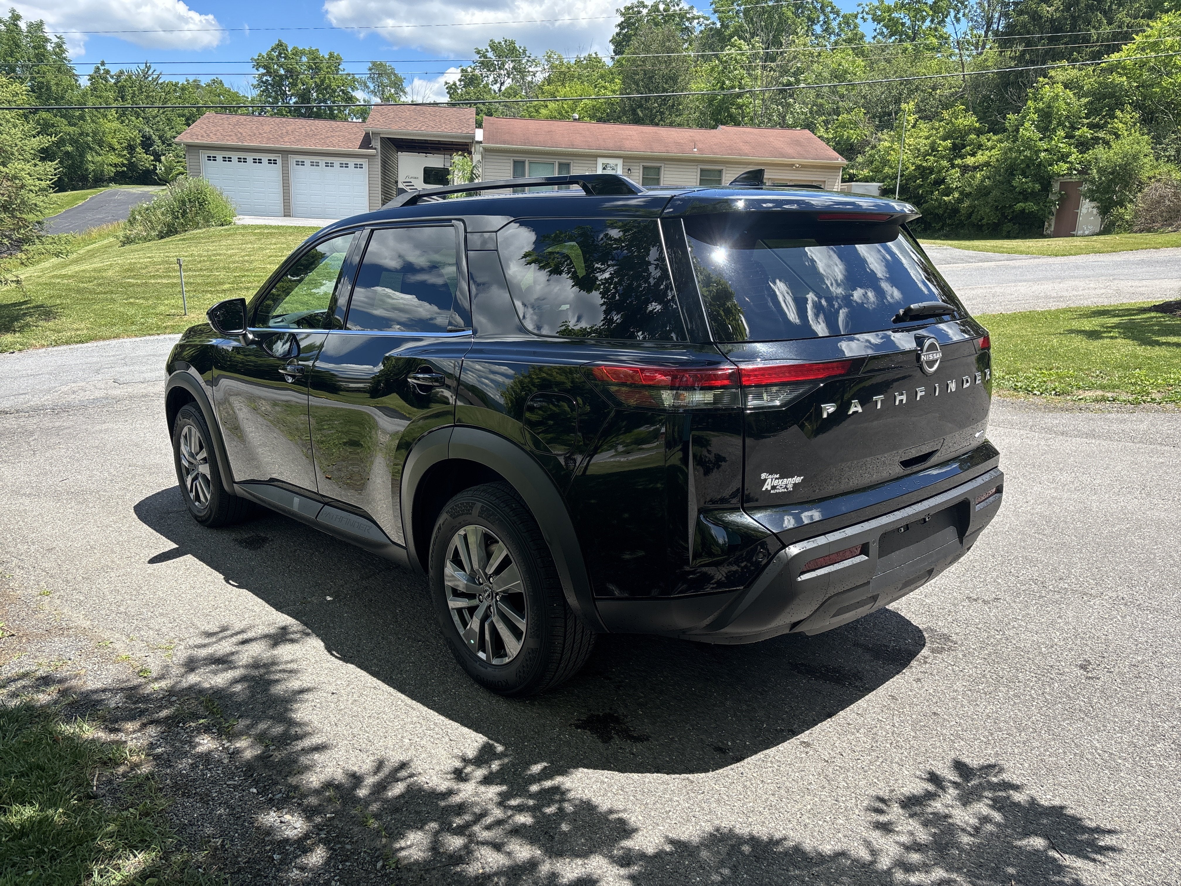 2025 Nissan Pathfinder SV