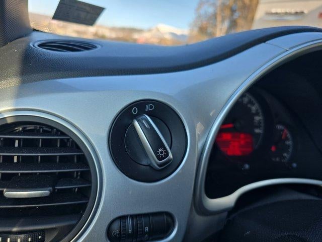 2012 Volkswagen Beetle 2dr Cpe Auto 2.5L PZEV