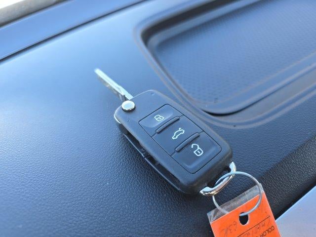 2012 Volkswagen Beetle 2dr Cpe Auto 2.5L PZEV