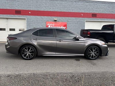 2023 Toyota Camry SE Auto (SE)