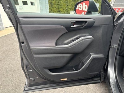 2024 Toyota Highlander LE AWD (SE)