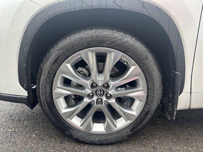 2024 Toyota Highlander LE AWD (SE)