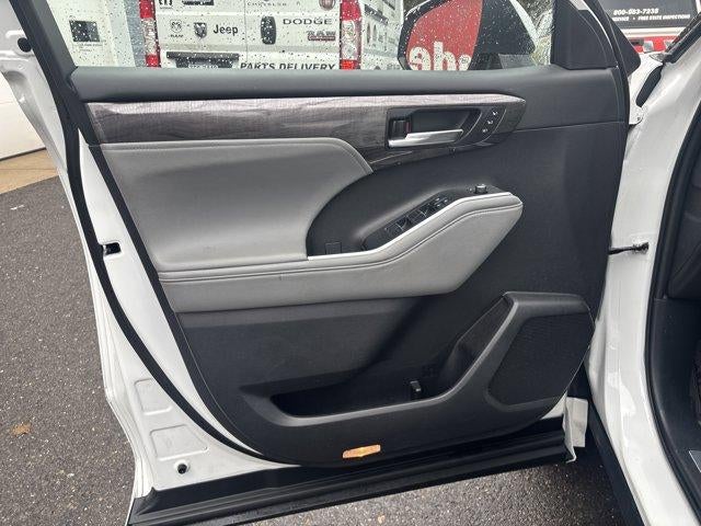 2024 Toyota Highlander LE AWD (SE)