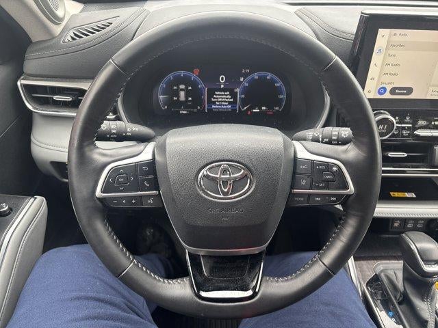 2024 Toyota Highlander LE AWD (SE)