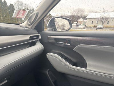 2024 Toyota Highlander LE AWD (SE)