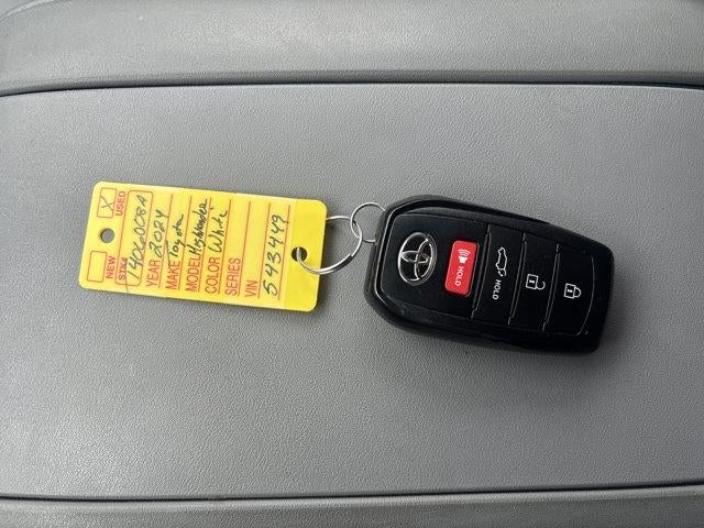 2024 Toyota Highlander LE AWD (SE)