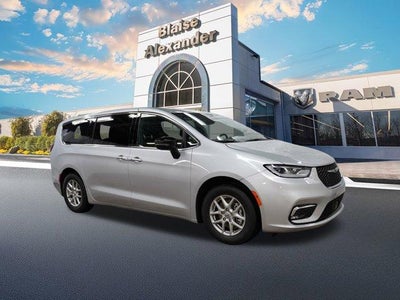 2026 Chrysler Pacifica Select FWD