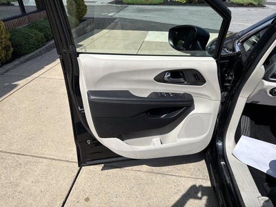 2023 Chrysler Pacifica Hybrid Touring L FWD