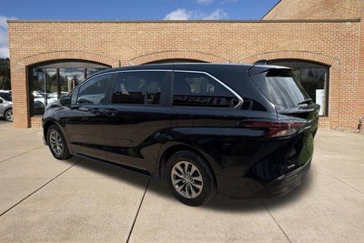 2025 Toyota Sienna LE FWD 8-Passenger (Natl)