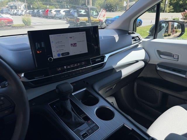 2025 Toyota Sienna LE FWD 8-Passenger (Natl)