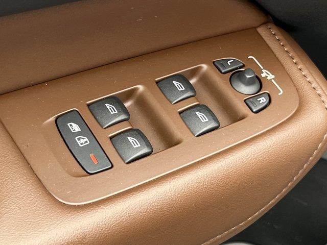 2023 Volvo XC60 Recharge Plug-In Hybrid T8 eAWD PHEV Plus Dark Theme