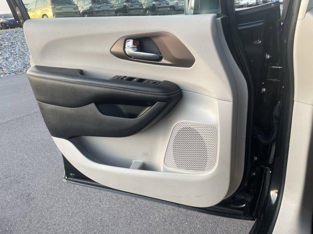 2022 Chrysler Voyager LX FWD