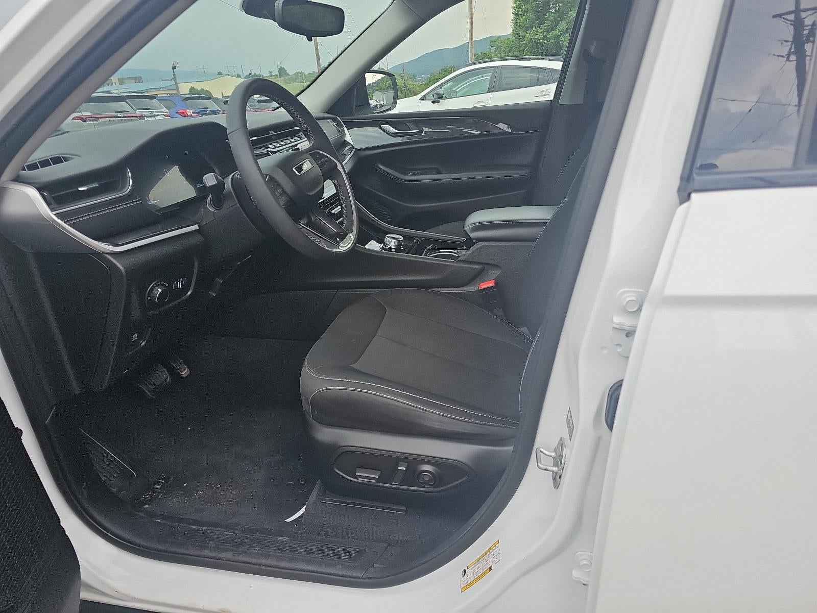2023 Jeep Grand Cherokee Laredo 4x4